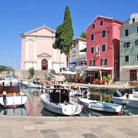Losinj Terrace Apartment: Comfort For 7 With Modern Amenities Apartment